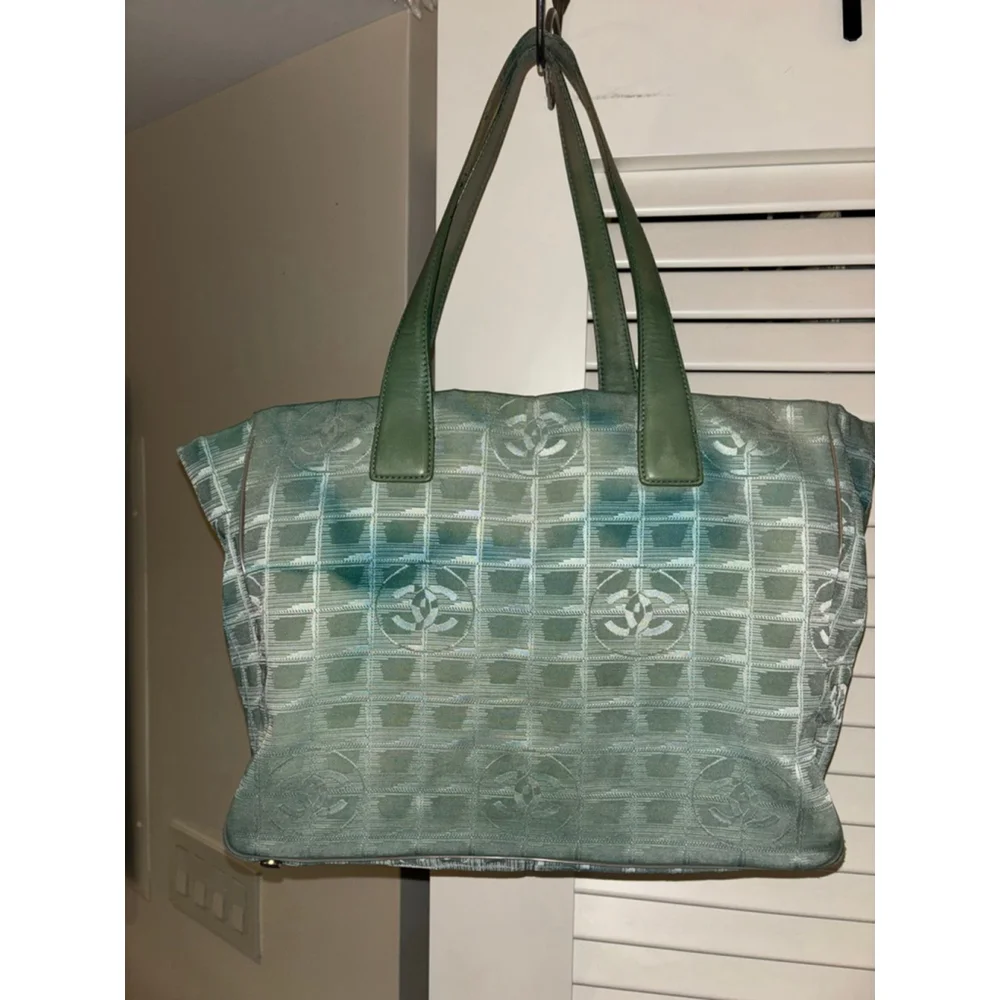 Women's Chanel Green New Travel Line Tote Bag One Size - Picture 4 of 17